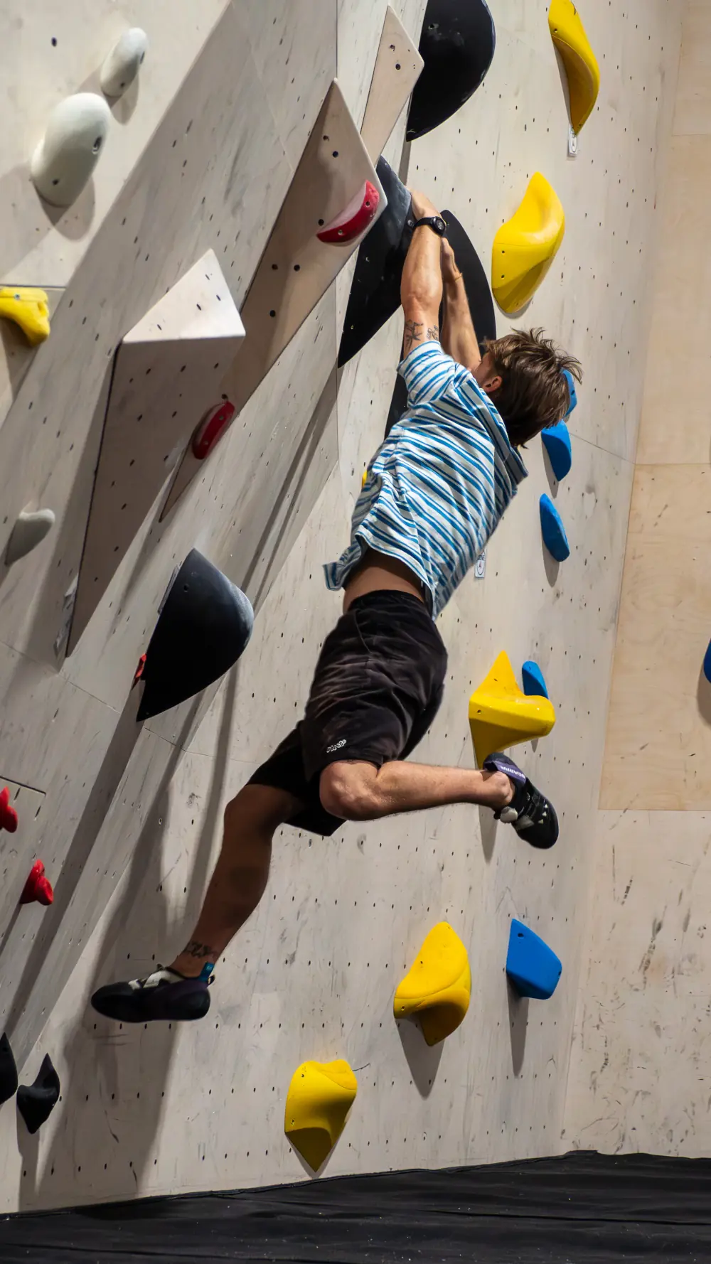 Grimpeur sur un bloc dynamique à Gujan